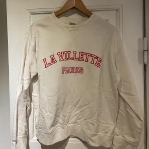 Tröja med tryck - Tröja från H&M. Väl använd så därav priset🐻