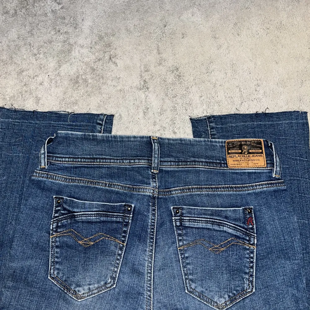 Lowwaist bootcut jeans köpta på sellpy💙Innerbenslängden är ca 77cm, storlek 36. Jeans & Byxor.