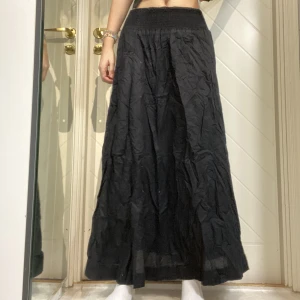 Kjol - Svart långkjol från H&m i fint skick🪩