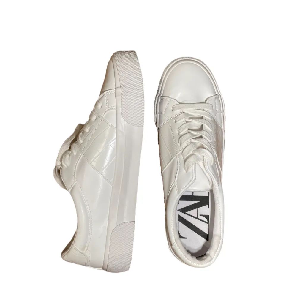 Vita sneakers från Zara Använt två gånger, därav väldigt bra skick ❣️. Skor.