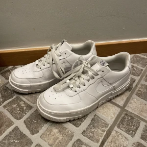 Nike Wmns Air Force 1 PIXEL - Coola Nike Air Force pixel i bra skick säljes. Använda ett fåtal gånger och ser näst intill nya ut!