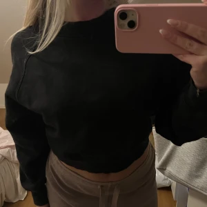 Collegetröja - Svart collegetröja från Weekday, lite croppad. Storlek xs