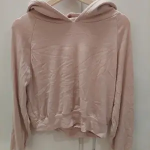 En ljus-rosa hoodie från BikBok i st S. Den är lös och kortare en normala hoodies. 60kr + frakt