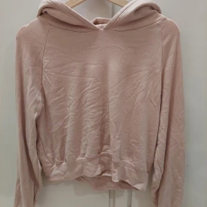 BikBok, S - En ljus-rosa hoodie från BikBok i st S. Den är lös och kortare en normala hoodies. 60kr + frakt