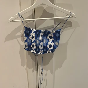 Blommig topp - Blommig kort topp från zara, oanvänd och bra skick, backless 