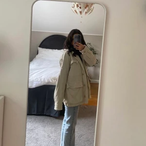 Zara jacka/kappa - Beige kappa/jacka fråm zara!💗