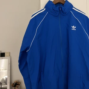 Adidas jacka  - Säljer denna oanvända adidas vind jackan som aldrig kom till användning, den är endast provad, nypris 700 men säljer för 350+ frakt 