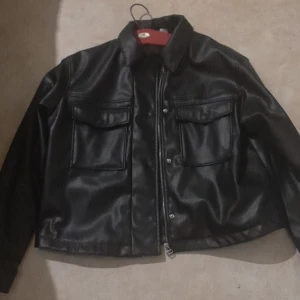 Y2k läderjacka  - y2k stockholmsstil trendig ny skick väldigt lana del rey vinyl💕💕 Jag sänker priset till 300 om ni köper nåt annat från mig ( kan vara billigt ) 