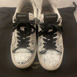 Zadig skor - Skit snygga Zadig skor med orminspirerande mönster, nypris 3300kr, använda mycket där av priset men ser fortfarande snygga ut eftersom de slitna smälter in i mönstret 