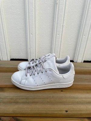 Adidas Stan Smith - Säljer mina Adidas Stan Smith! Väl använda men fint skick! Skriv gärna för frågor eller för bilder!🥰