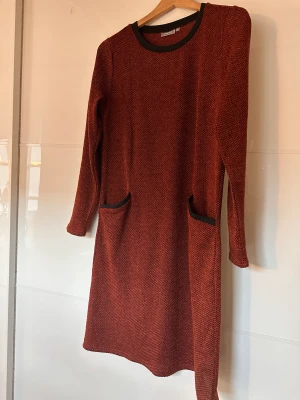 Roströd klänning - Oanvänd klänning med fina detaljer