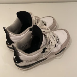 Jordans 4 - Säljer nu mina jordans 4 military black då de är försmå. Det är äkta då jag köpte de från Redstocks, de är nästan helt oanvända. Skriv vid frågor och intresse! Priset är inte bestämt! Men säljer billigt då jag vill ha pengar 