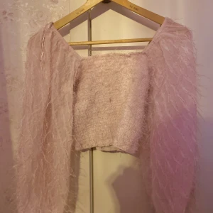 Rosa glittrig topp - Den är i bra skick  inga fläckar  Storlek S  Org pris : 350 Pris: 70kr