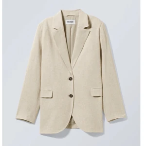 Weekday beige kavaj - Använd max en gång. Behöver bara en strykning. Samma modell och tyg som bild 1 och 2 men lite benigare nyans i verkligheten. Orginalpris 650 kr. Kan frakta och mötas.