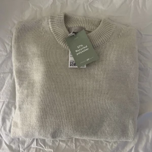 Helt ny stickad tröja - Säljer nu min helt nya begia super snygga tröja, säljer pga jag har många liknande så denna har aldrig kommit till användning. Nypris 399kr, säljer nu för 200 +frakt. Pris kan diskuteras vid snabb affär. Frakt tillkommer. 