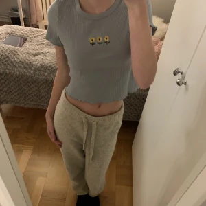 Croptop - Supersöt croptop med tryck av solrosor! Meddela gärna om du har några frågor🙌💕