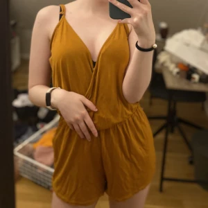 Orange/brun Jumpsuit🧡 - Jättesnygg jumpsuit i orange/brun fin färg med omlottstängning framtill från Forever 21. Använd några fåtal gånger. Säljer då banden är lite långa för mig trots att de är ställbara.🧡