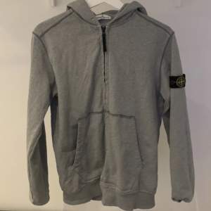 Säljer min gråa stone island hoodie i storlek XS. Den är i gott skick (8/10), kan mötas upp i göteborg eller frakta!🤝