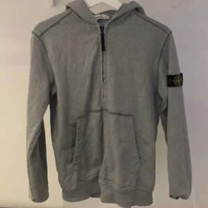 Stone Island Hoodie - Säljer min gråa stone island hoodie i storlek XS. Den är i gott skick (8/10), kan mötas upp i göteborg eller frakta!🤝