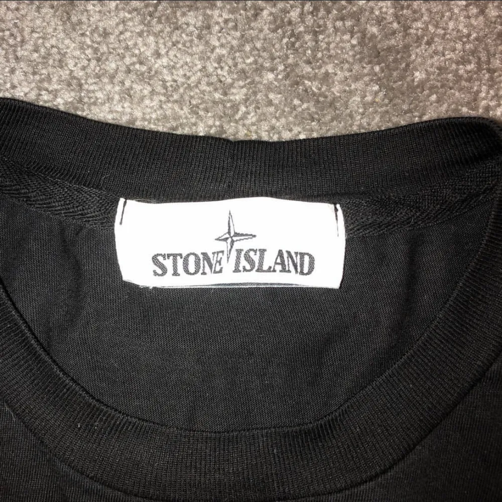 Säljer min Stone Island T-shirt i storlek S. Den är i väldigt gott skick och säljs för endast 800kr, tar emot bud från 550kr! Kan mötas upp i Göteborg eller frakta!!. T-shirts.