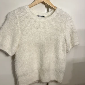 stickad tröja - jätte söt stickad tröja, NYSKICK  om du har en fråga kan du alltid skriva❤️