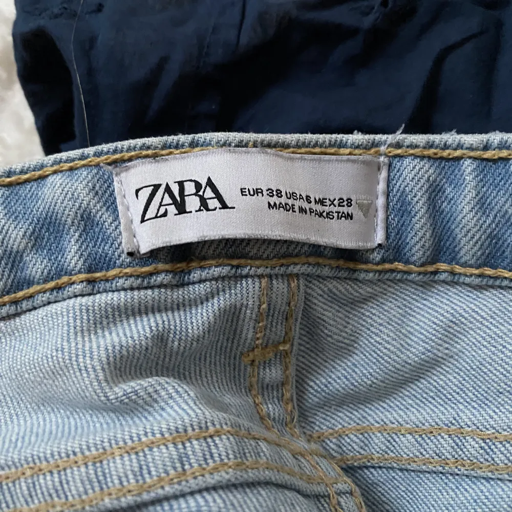 Säljer dessa fina low waist jeansen från zara då de tyvärr inte kommer till användning längre. Dem är som nya, inga fläckar eller trasiga någonstans.. Jeans & Byxor.