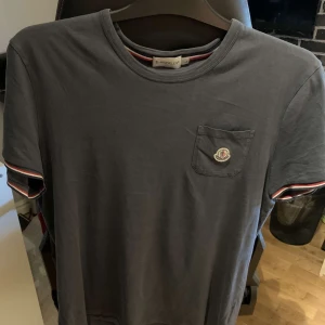 Moncler T-shirt  - Moncler T-shirt storlek L  Bra skick  Kan ta emot byten 