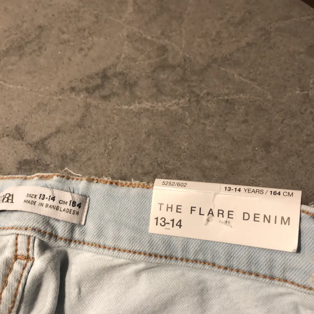 Säljer dessa low waisted bootcut jeans från zara då dom inte passar på mig. Alla lappar kvar. Pris kan diskuteras . Jeans & Byxor.