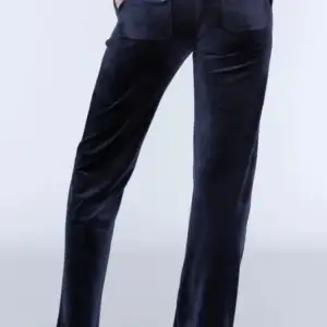 Hej söker mörkblå Juciy couture byxor i storlek 140 för 200-300 med fickor