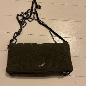 Zadig väska  - Så söt mossgrön Zadig Voltaire väska i mocka tyg, inga defekter och så fin!säljer billigt då den är lite nopprig (se sista bilden)