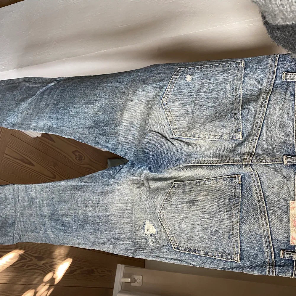 Säljer dessa snygga och unika jeans med snygga slutningar, från Odd Molly. De är i storlek 26 och är knappast använda. Inköpta för 1799kr och säjer för 499kr💛. Jeans & Byxor.