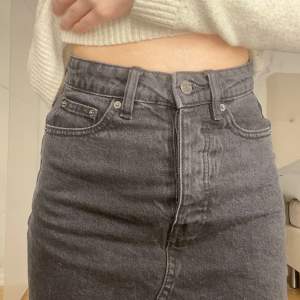 Säljer min svarta jeans kjol som bara har andvänts en gång, fint skick. Och köpt förra året💞