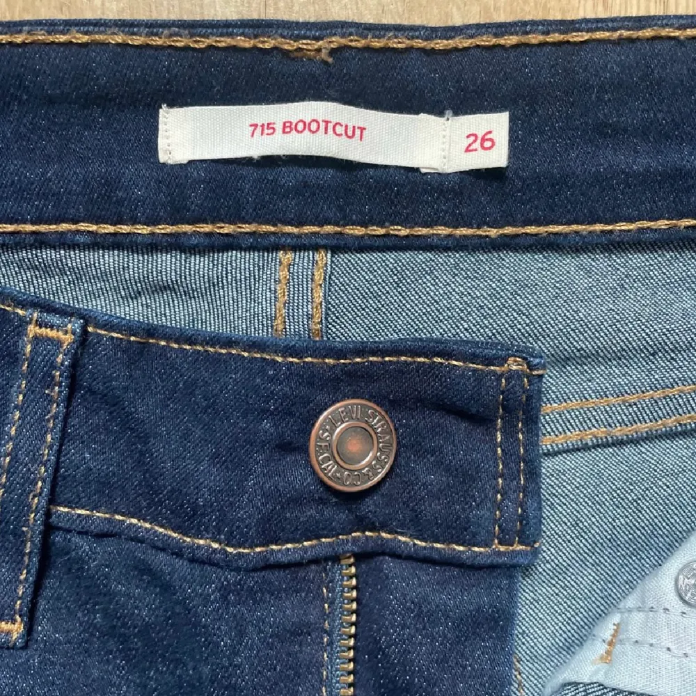 Säljer dessa jätte snygga low waist bootcut jeans från Levis köpta här på Plick🤩Säljer eftersom att jag inte får någon använding för dom💕har någon defekt på benen eftersom förra ägaren gjort något❤️Lånade bilder från förra ägaren🥰. Jeans & Byxor.