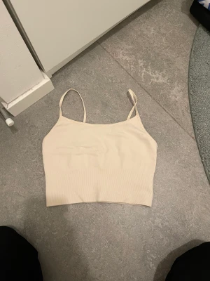 Tränningstopp  - Tränings topp från H&M. Oanvänd 💗