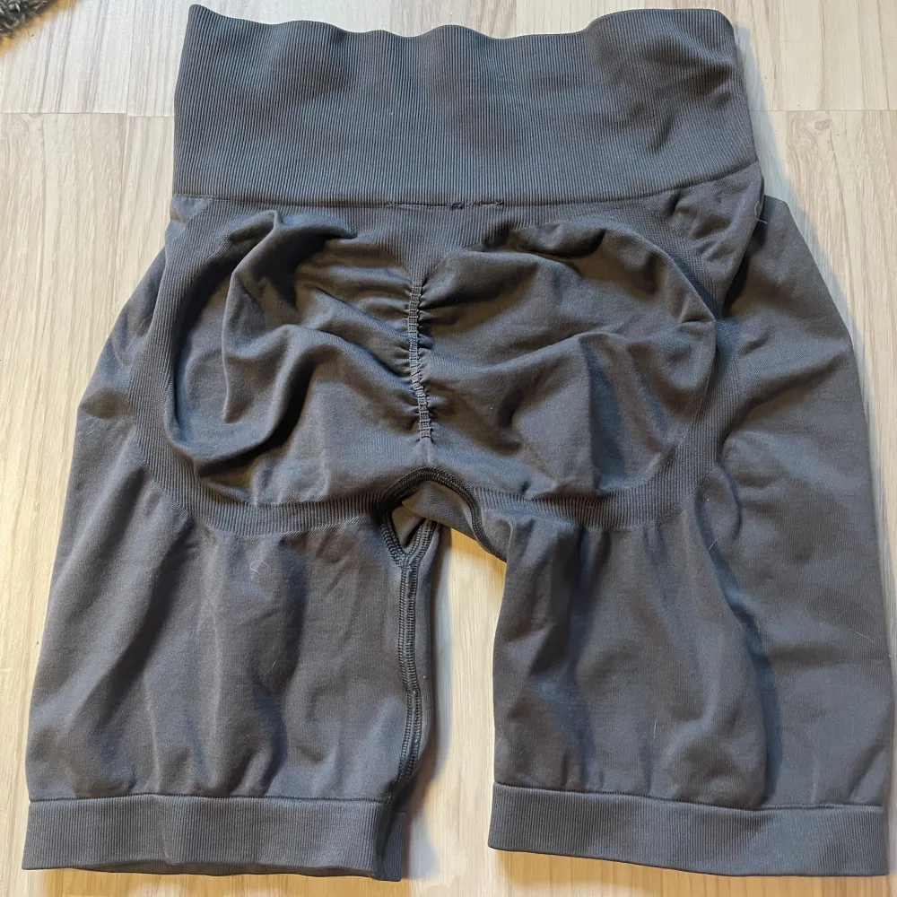 Shorts med scrunch, skönt material och väldigt stretchig. . Shorts.