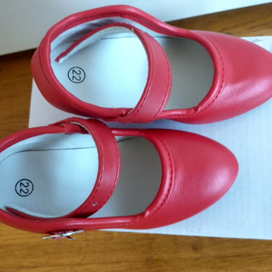 Små söta barnskor - storlek 22 (helt nya) - 90