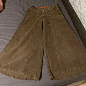 manchester byxor - manchester byxor med vida ben! jättefina och ger av en 70tals vibe! köpta på second hand men säljer då de va för små för mig, finns dock inga defekter!