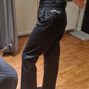 Nya chinos från Cava Company Strl XS - Oanvända chinos från The Cava Company i rak modell. Säljer då dom är för stora för mig. Ner till backen för mig som är ca 155cm lång.  Modell: Cava Best Skate Strl: XS Färg: Svart Pris: 250kr eller bud Nypris : 599kr Frakt: 69kr (spårbar)