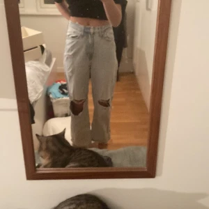 Högmidjade ljusa jeans - Nypris:350kr. Säljer för att de inte används. Midjemått: ca 68cm innerbensmått: 65cm