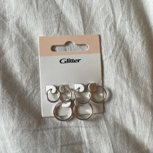 Örhängen  - Fina runda örhängen från glitter (ord pris: 79kr) de är oanvända!💕säljer för att jag är mer av en guldperson.