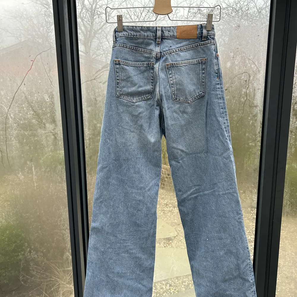 Blåa utsvängda jeans från Monki i modellen Yoko. Inget sönder, använd ca. 2 ggr pga för små för mig 🥹💞🫶🏽. Jeans & Byxor.