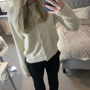 Stickad kofta - Beige stickad kofta, välanvänd. Skriv för fler bilder eller frågor☺️