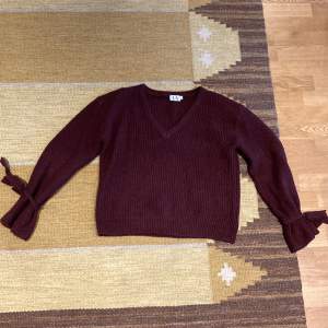 Vinröd stickad tröja i storlek M. Nyskick ☺️