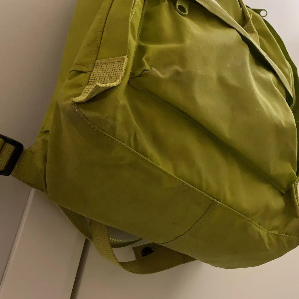 Fjällräven Kånken i färg Birch Green <3 Klassisk, välvårdad och rymlig (16L) Väldigt bra skick men något smutsig nedtill i botten och ett litet märke framsida upptill - se bilder. Pris kan diskuteras :). Väskor.
