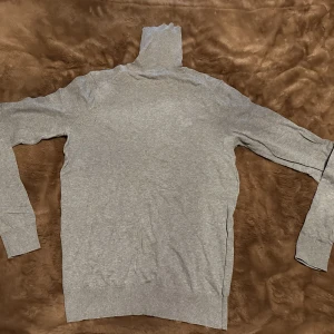 Grå Polotröja S - En grå polo tröja från Pier One i storlek Small💯