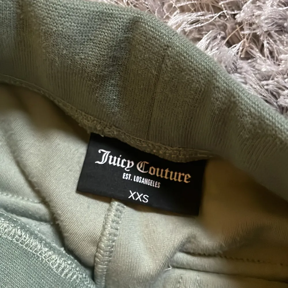 Hej! Säljer mina super fina juicy couture byxor i färgen chinois green då dom är för långa och kommer aldrig till användning💕  knappast använda och är i toppen skick!. Jeans & Byxor.