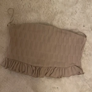Bandeu-topp - Bandeu-topp från Zara i beige färg! Helt oanvänd💞