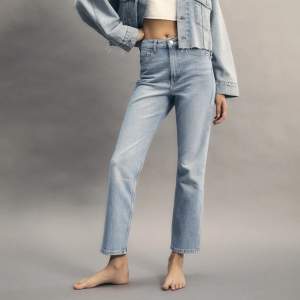 Jeans som är relativt raka i modellen från HM. Använda vid fåtal tillfällen! Ljus tvätt och i övrigt superfina!