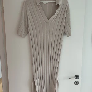 Klänning - Ribbad klänning 
