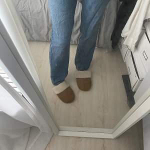 Snygga jeans från pull&bear som är medelhöga i midjan och har en straight modell💕Perfekt i längden (jag är 175)
